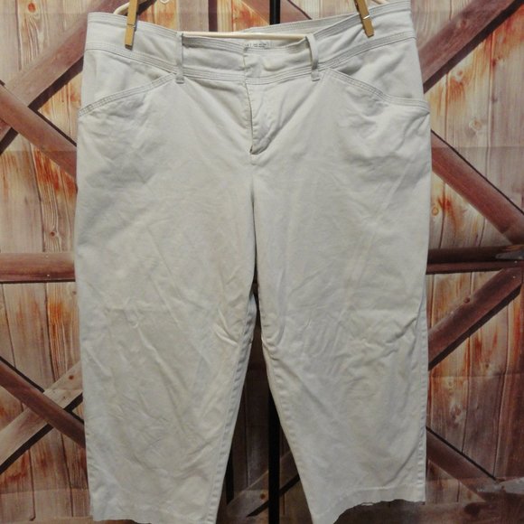 Lee Pants - Lee Just below the waist khaki Capri Womens pants~16W~Gently worn~